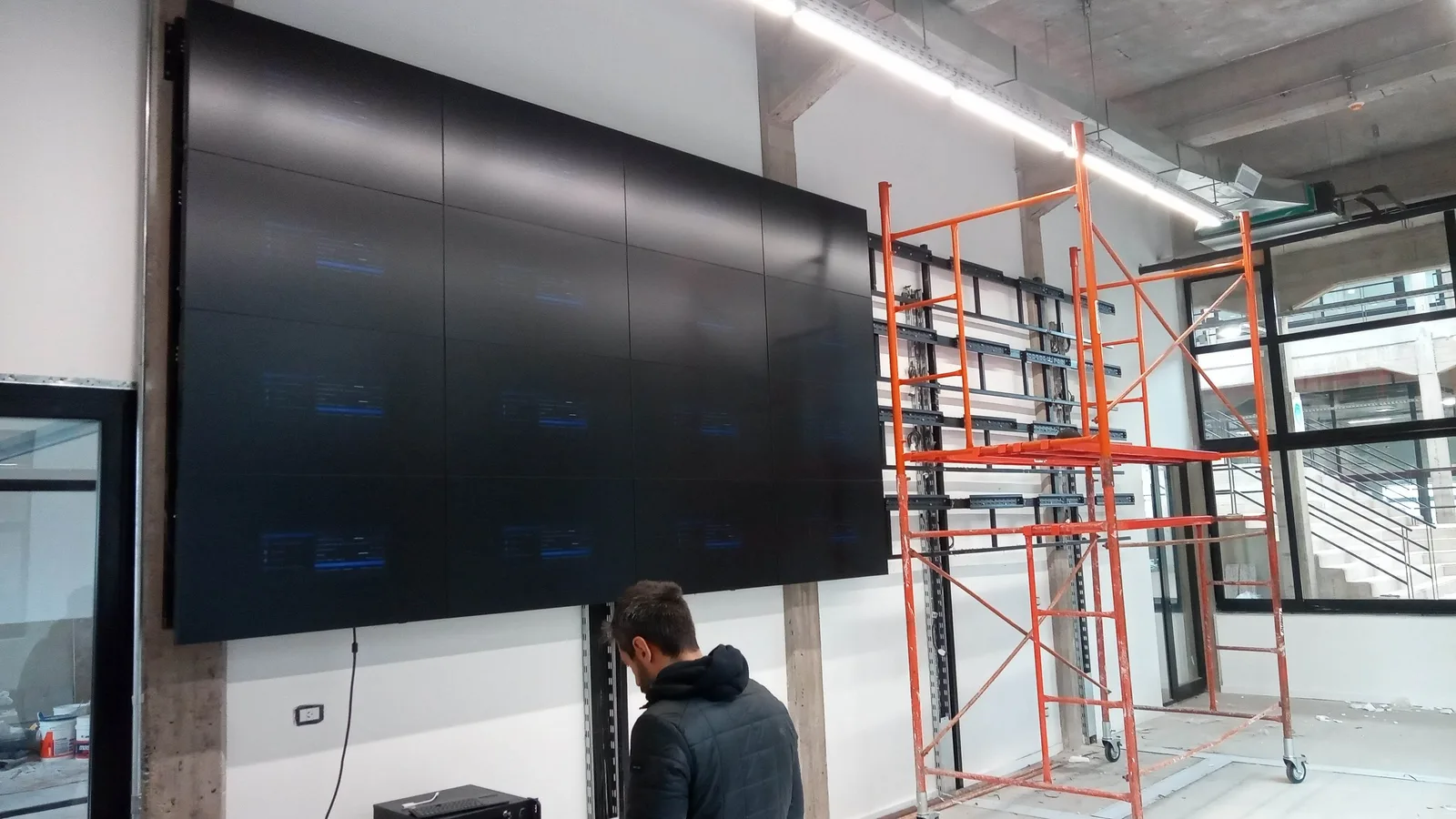 Videowall corporativo 4×3 — Edificio corporativo · Buenos Aires